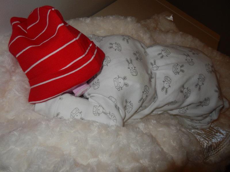 Sovande bebis av blöjor