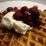 Våffla med grädde och hallon