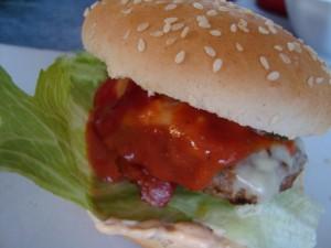 Hemgjorda hamburgare med bbq sås bild 3