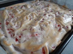 Jordgubbskaka med marängtäcke bild 4