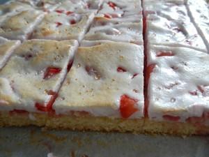 Jordgubbskaka med marängtäcke bild 5